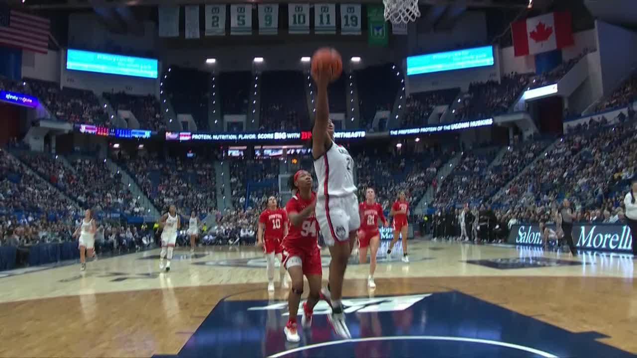 Sarah Strong beats buzzer to give UConn a 47-point halftime lead