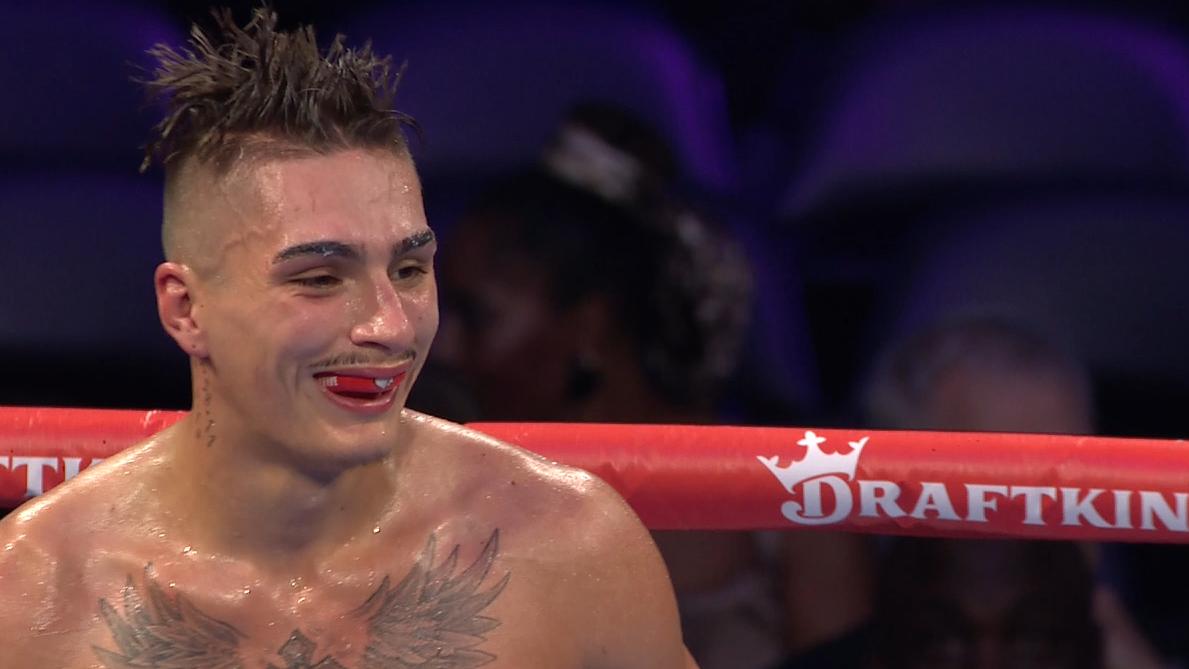 This boxer gets a haircut … in the middle of the fight?