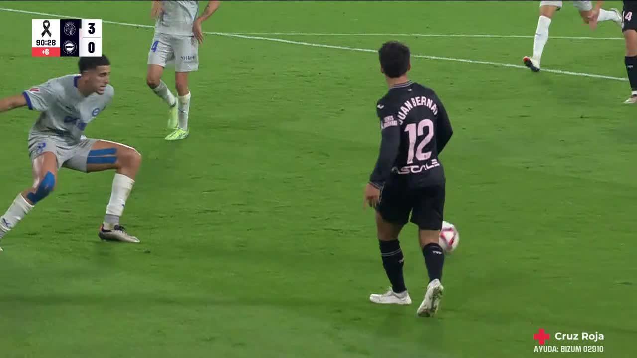 Santiago Comesaña slots in the goal for Villarreal