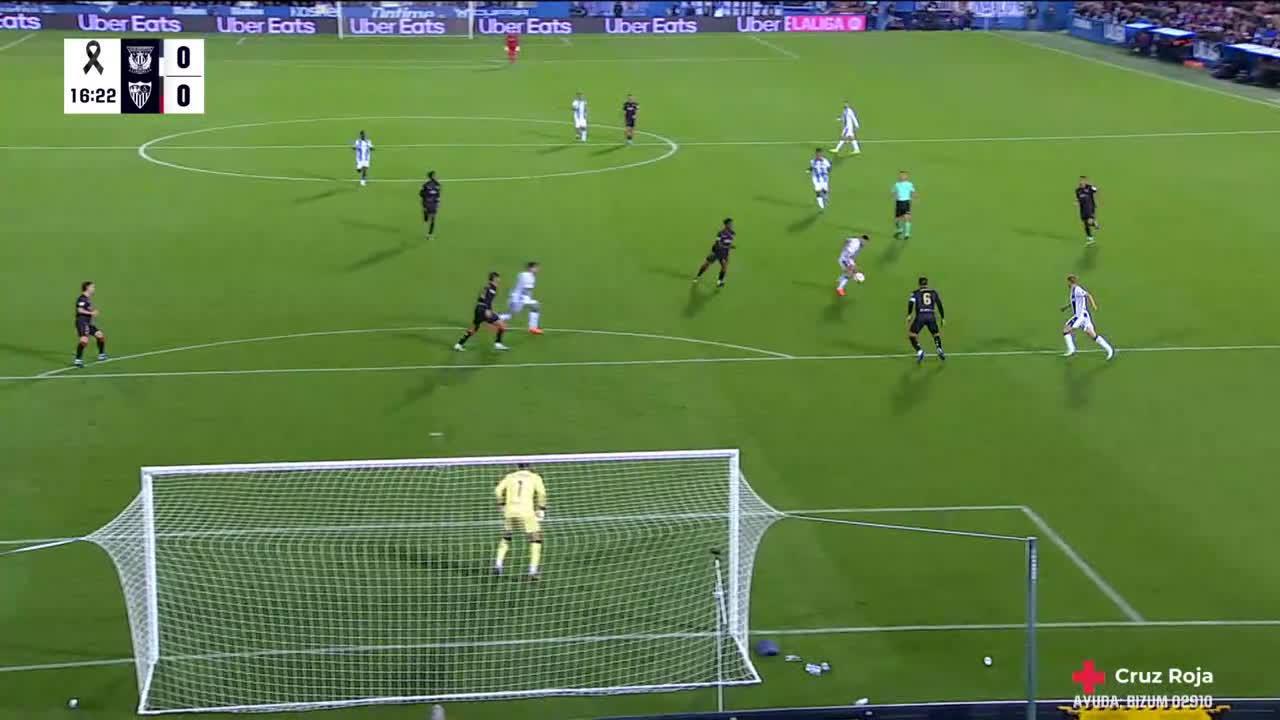 Álvaro Fernández makes a great save