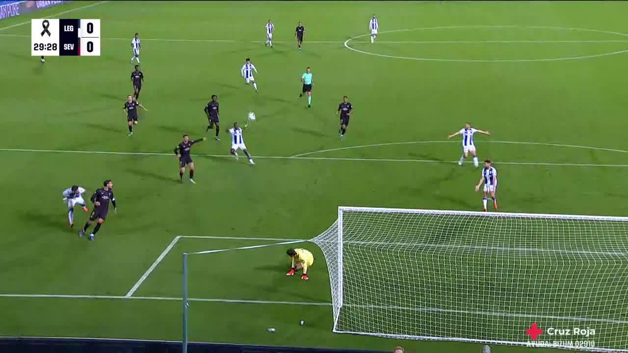 Álvaro Fernández makes a great save