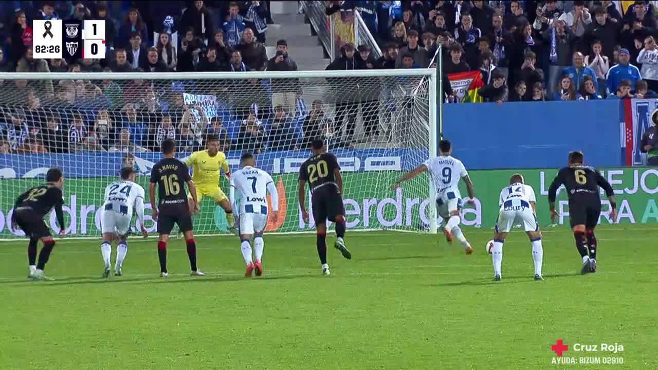 Miguel De la Fuente slots home penalty goal vs. Sevilla