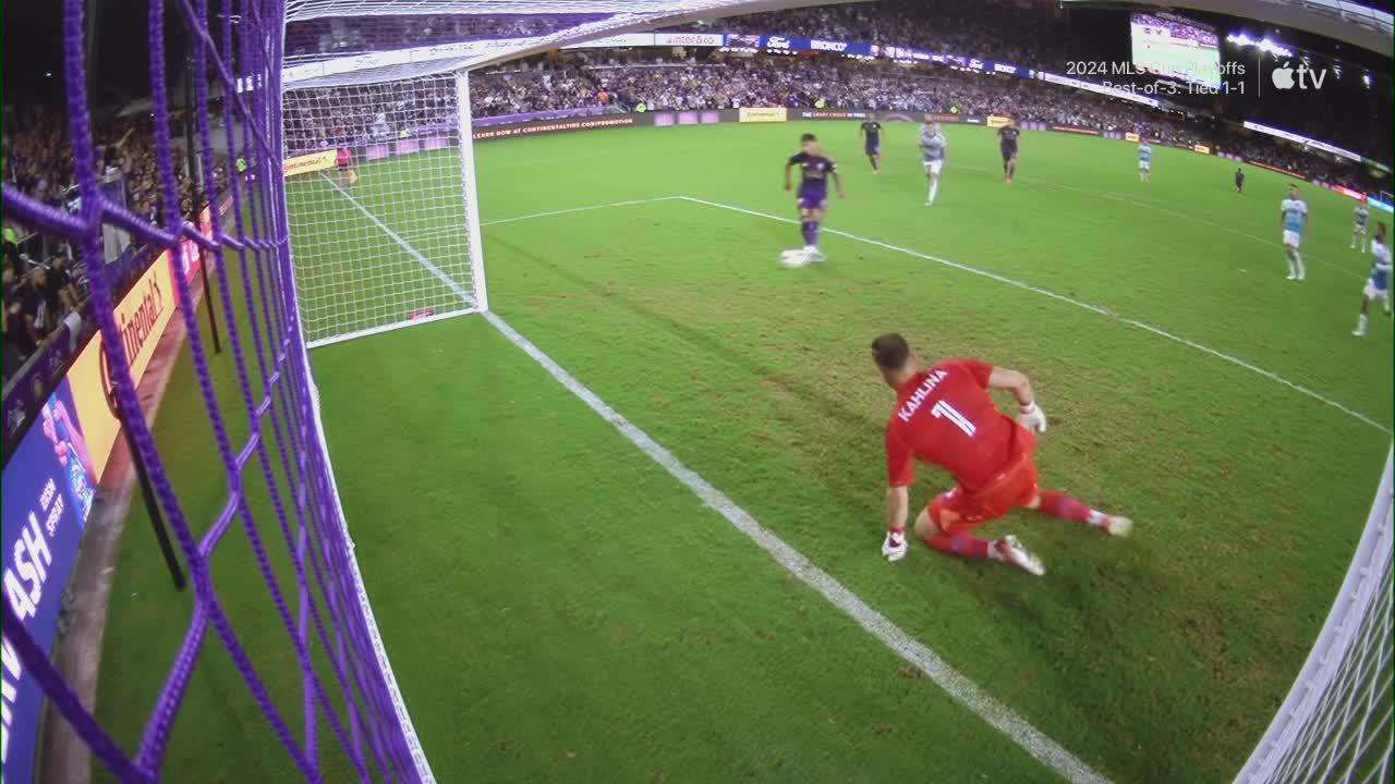 Facundo Torres misses penalty, puts rebound away for Orlando