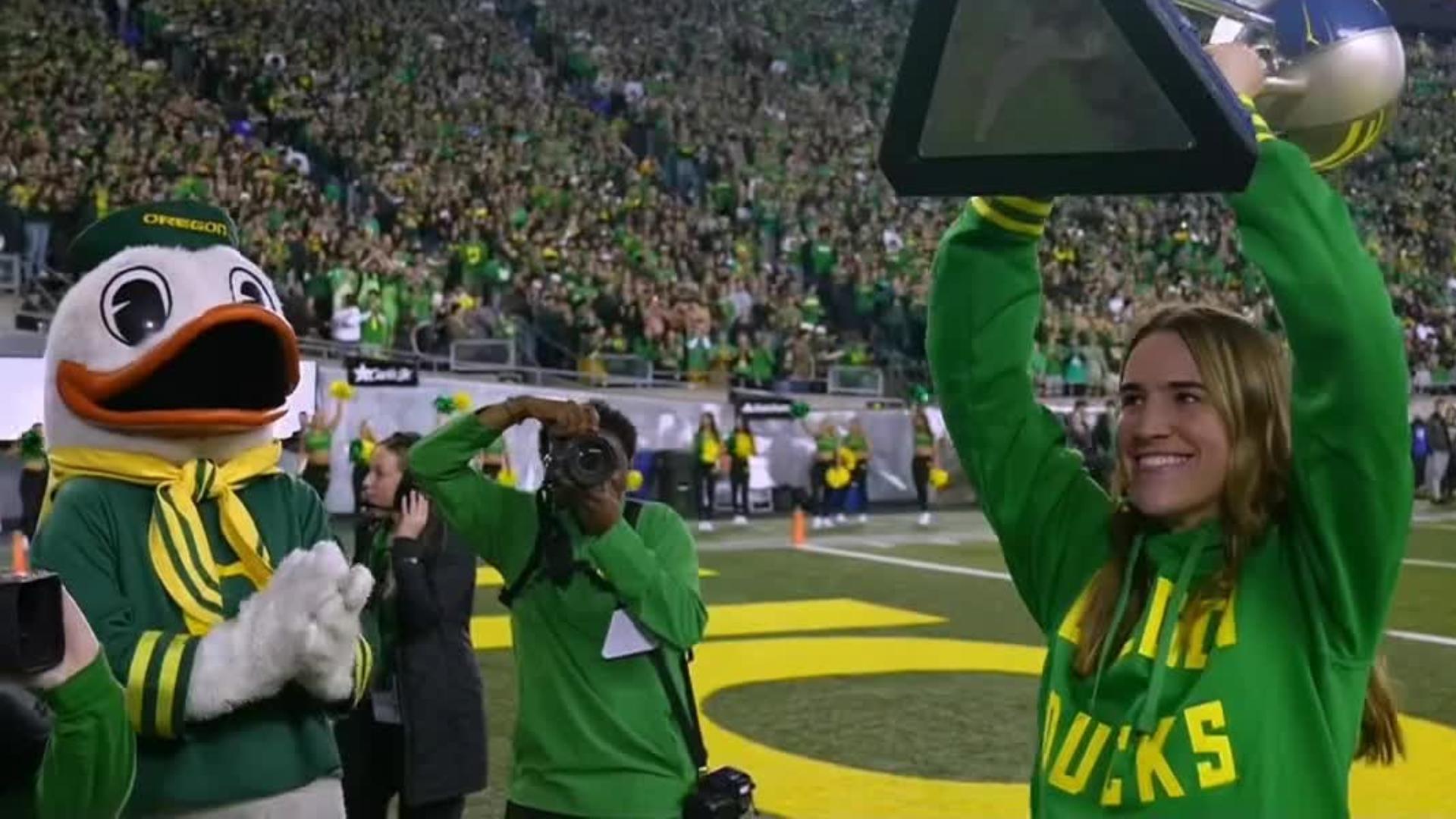 Sabrina Ionescu shows off WNBA Championship Trophy in Eugene