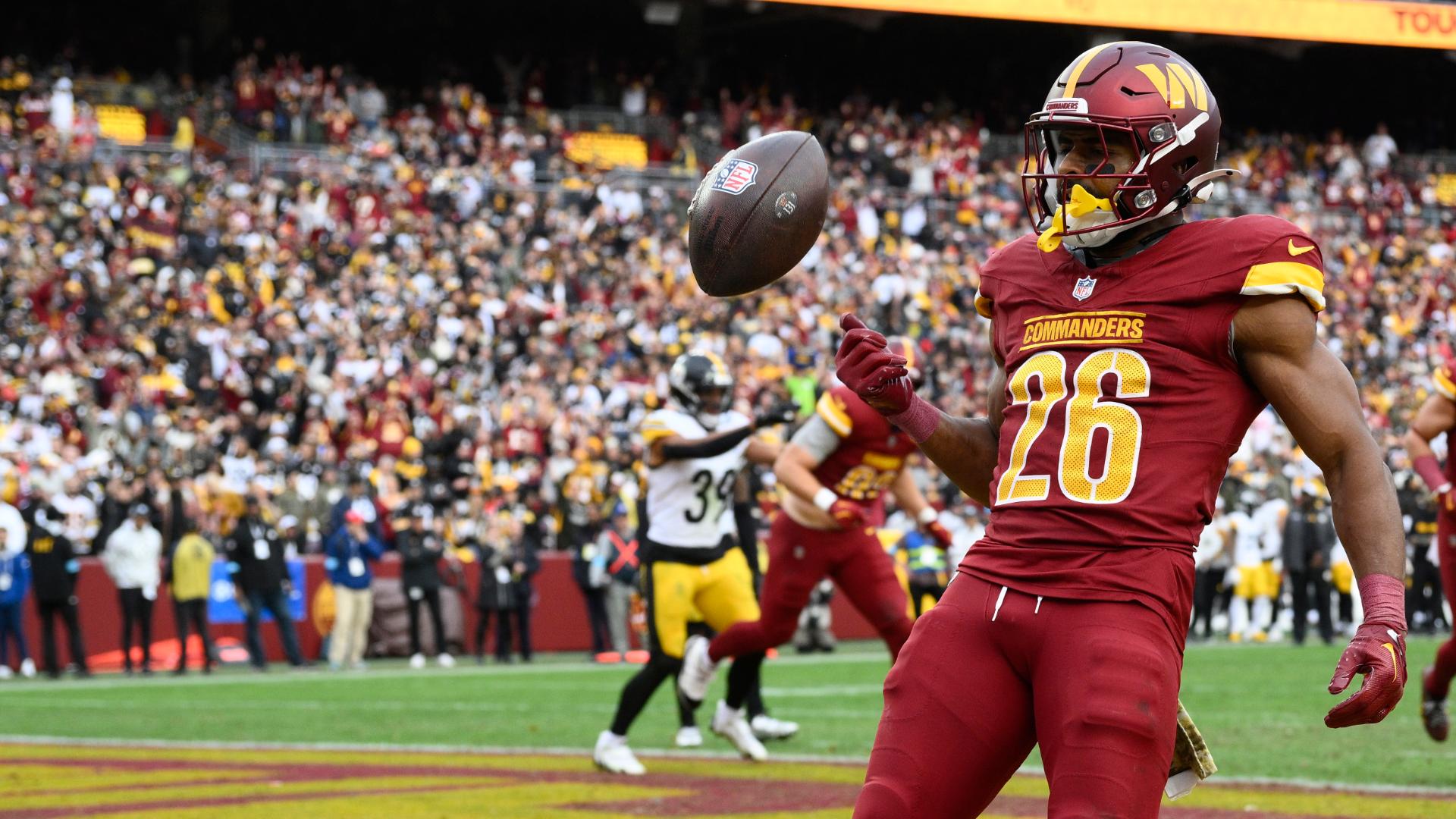 Jeremy McNichols extends Washington's lead with a TD