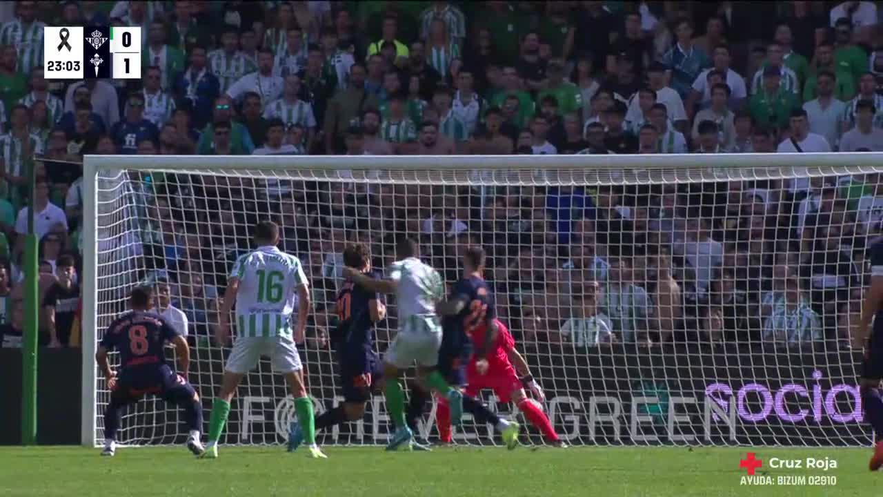 Vicente Guaita makes a great save