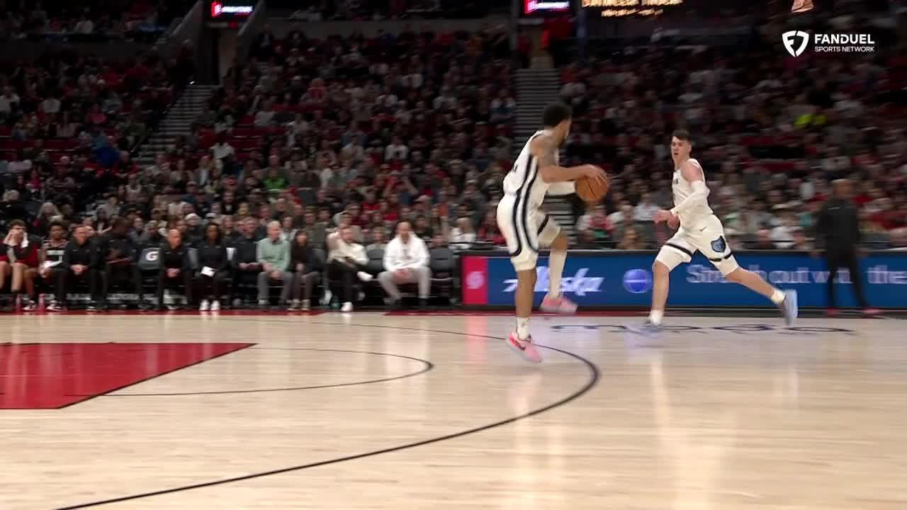 Pippen bounces pass between legs to LaRavia for a Grizzlies dunk