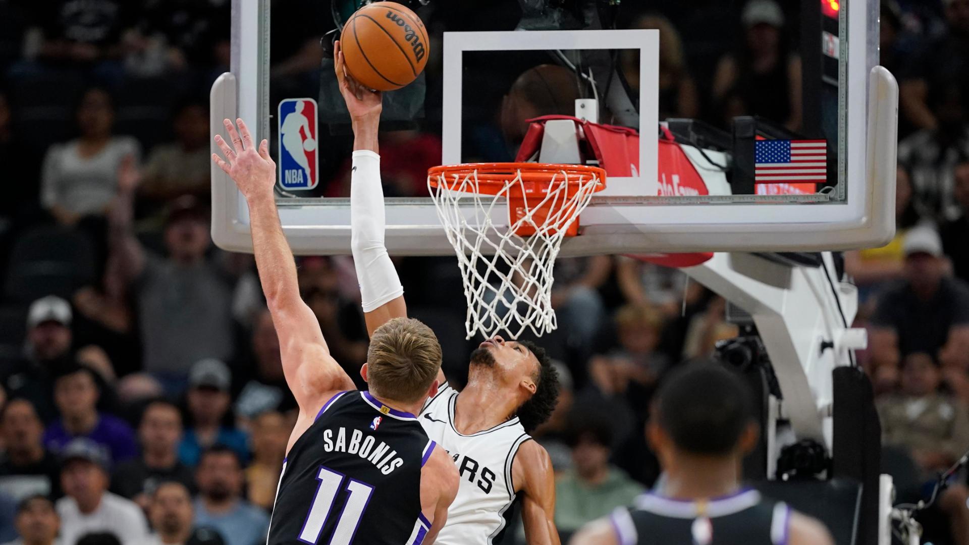 Wemby does a full 360 before stuffing Sabonis at the rim