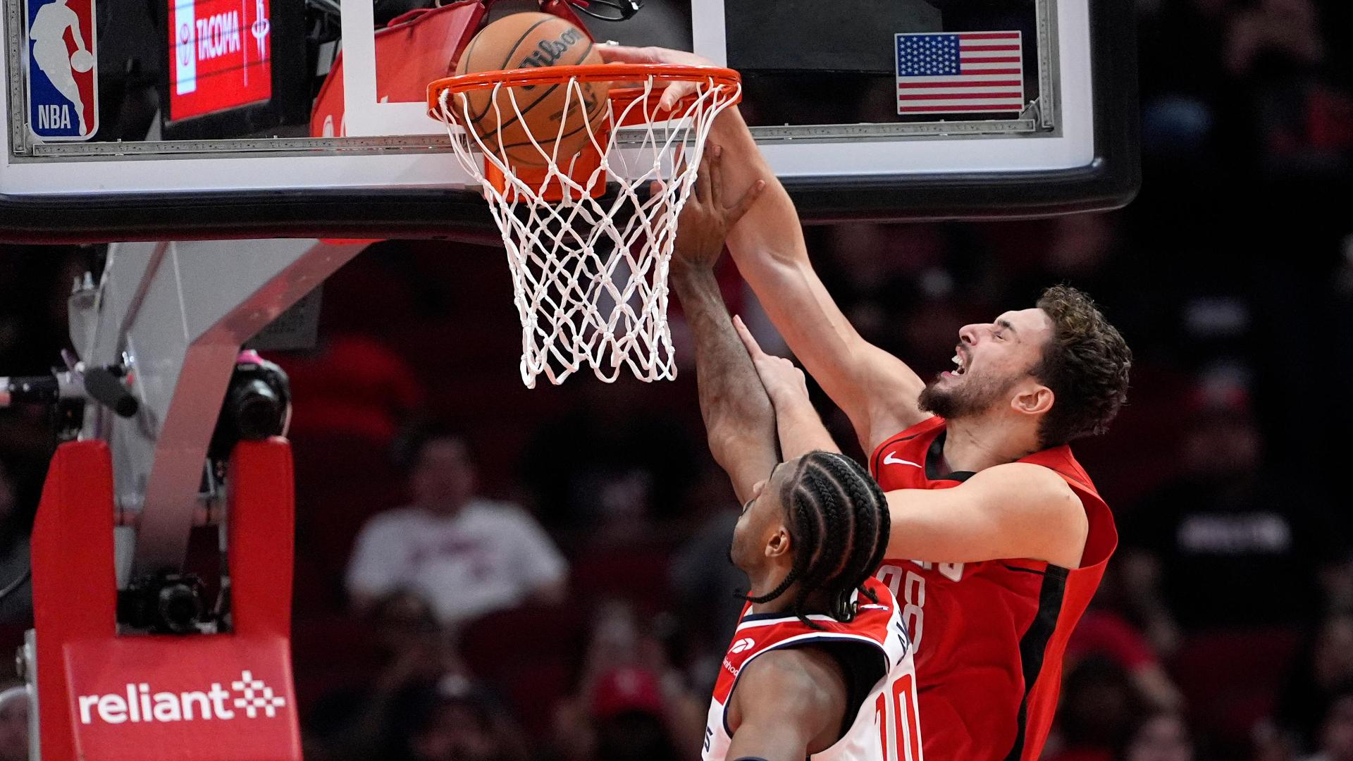 Alperen Sengun blows by Alexandre Sarr for the dunk