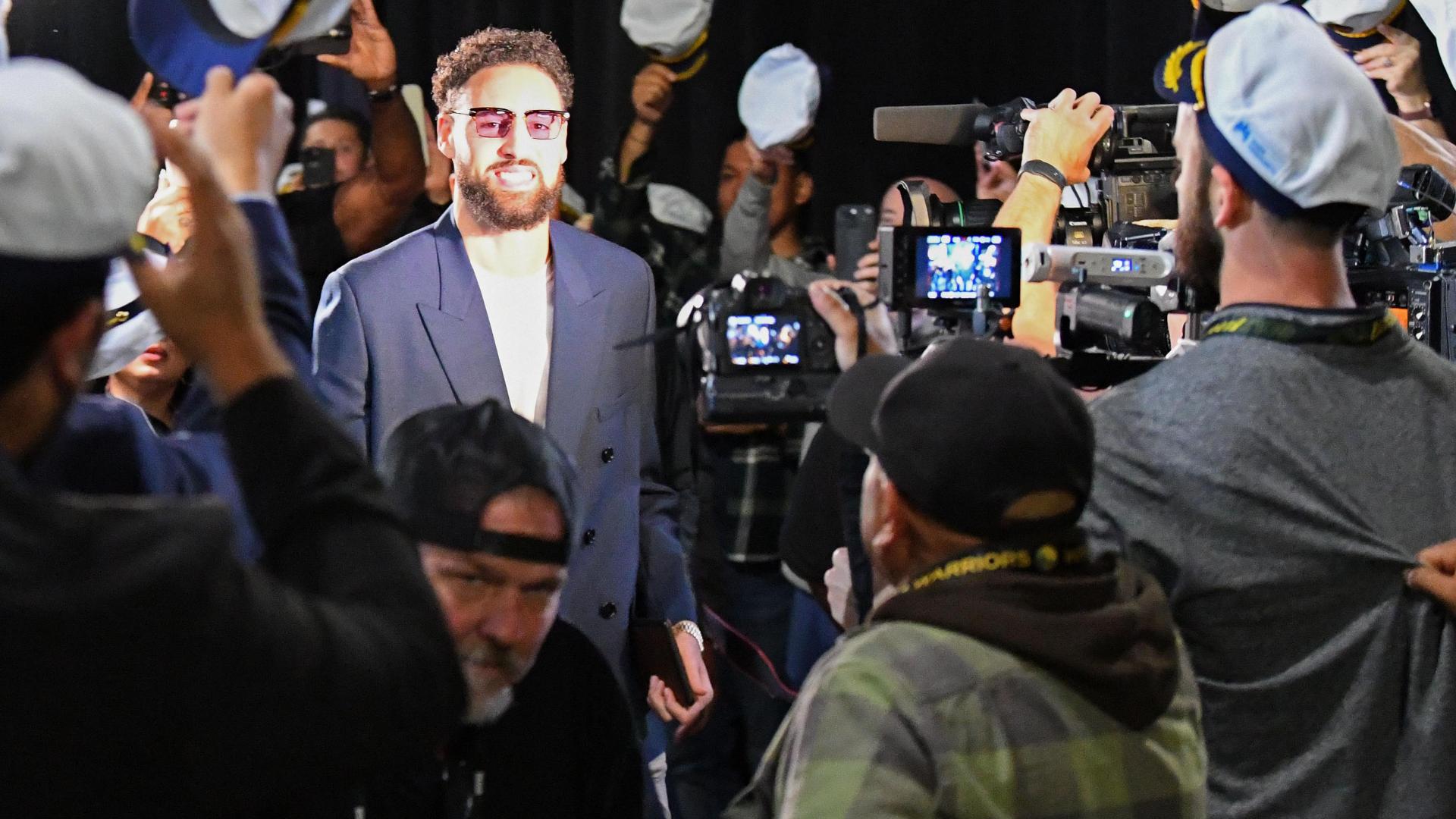 Klay Thompson walks in to ovation from Warriors employees