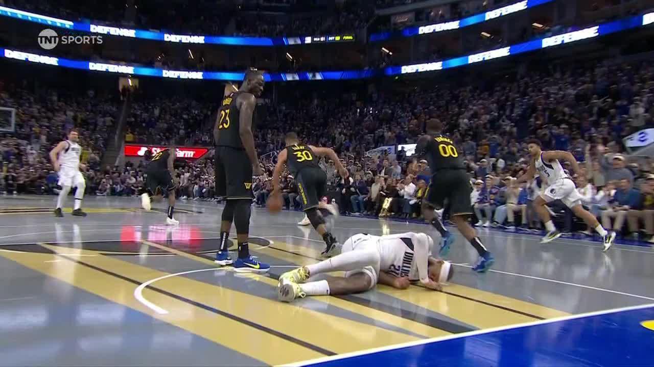 Draymond stares down Gafford after massive block