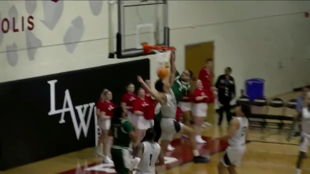 Da'Sean Nelson rocks the rim with emphatic one-handed flush