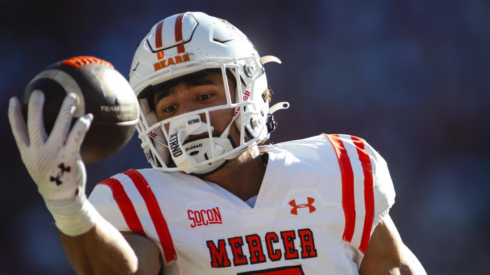 What a grab! Kendall Harris makes an incredible one-handed TD catch for Mercer