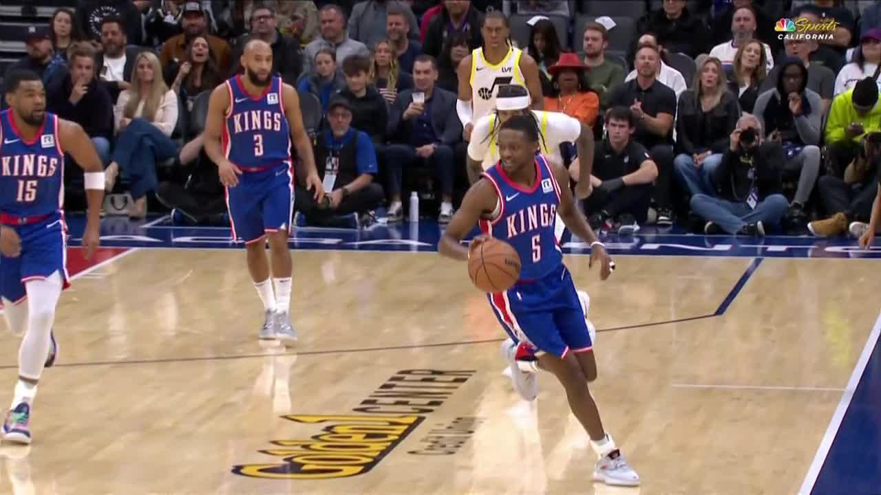 De'Aaron Fox loses his shoe and put it back on mid-play