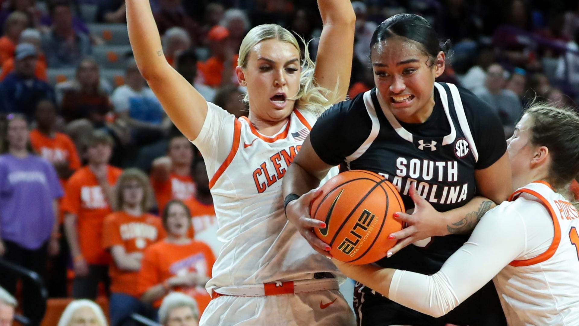 Te-Hina Paopao fuels South Carolina's 43rd straight win