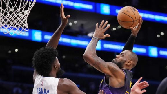 Mo Wagner, LeBron James throw down back-to-back poster jams