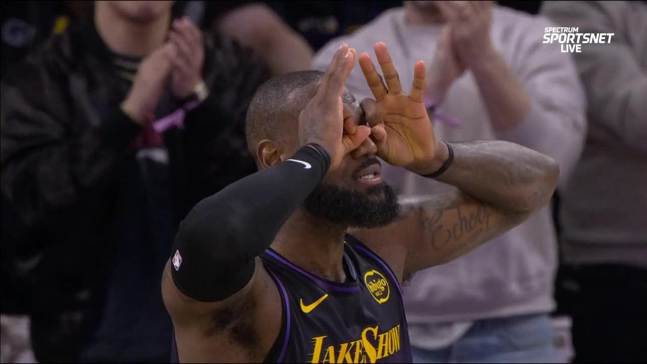 LeBron hits AD with full-court heave for dunk