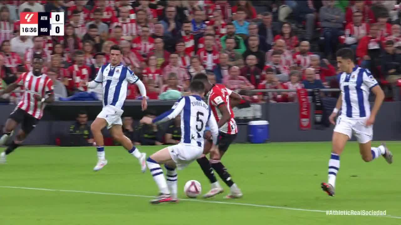 Álex Remiro makes a great save