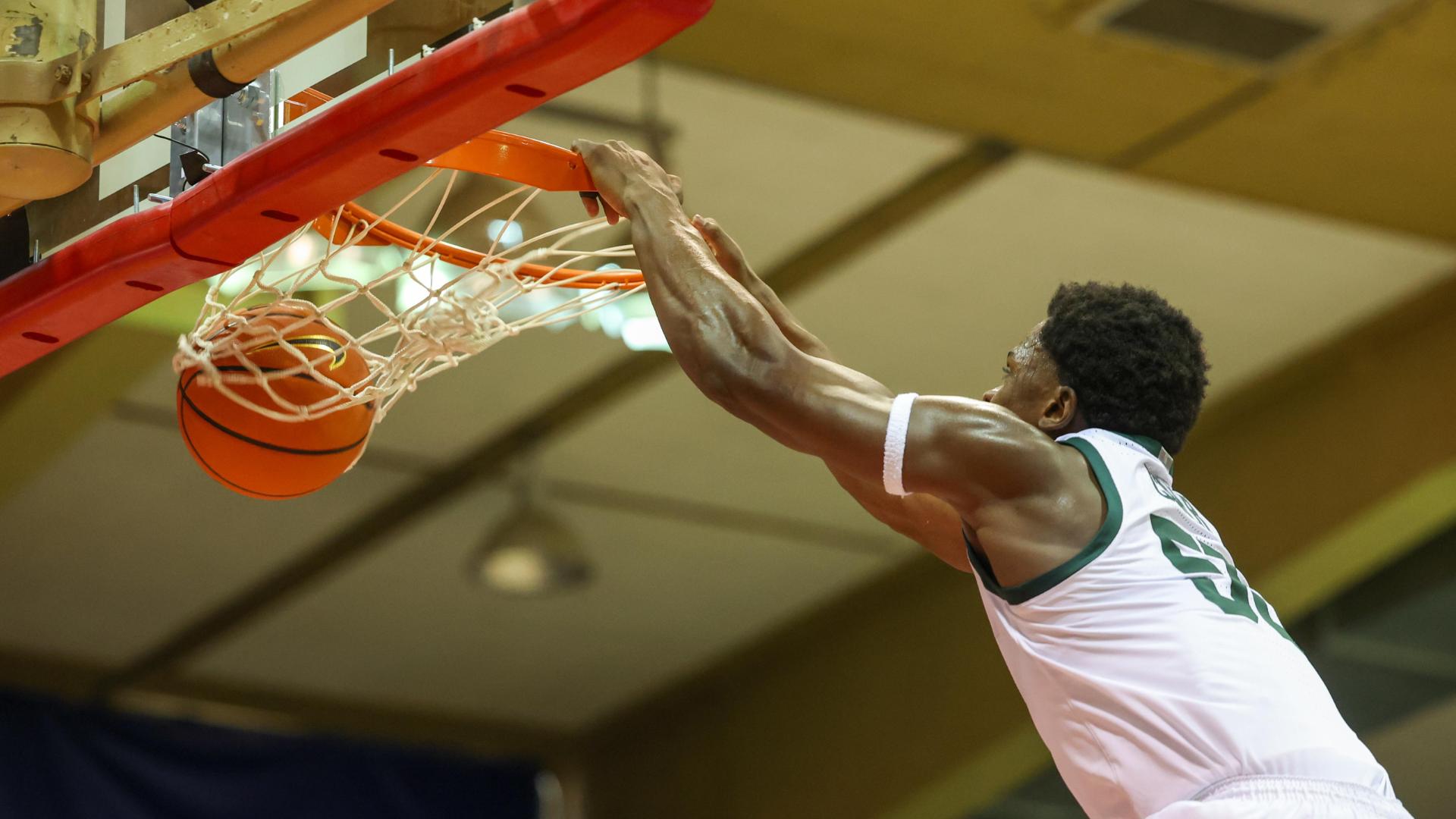 Coen Carr throws down half-court alley-oop for Michigan State