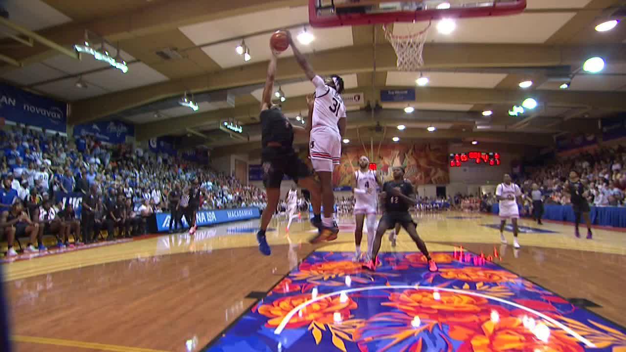 Chaney Johnson climbs the ladder for a spectacular block for Auburn