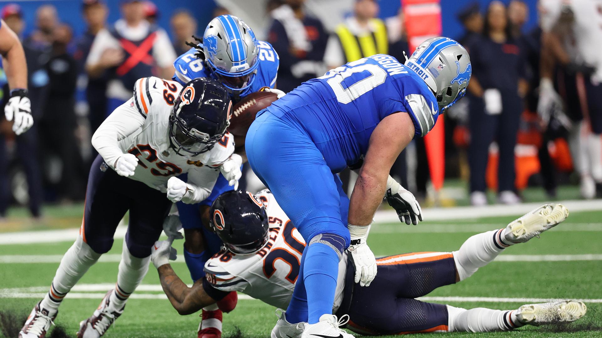 Bears' D forces fumble on Gibbs, recover before half