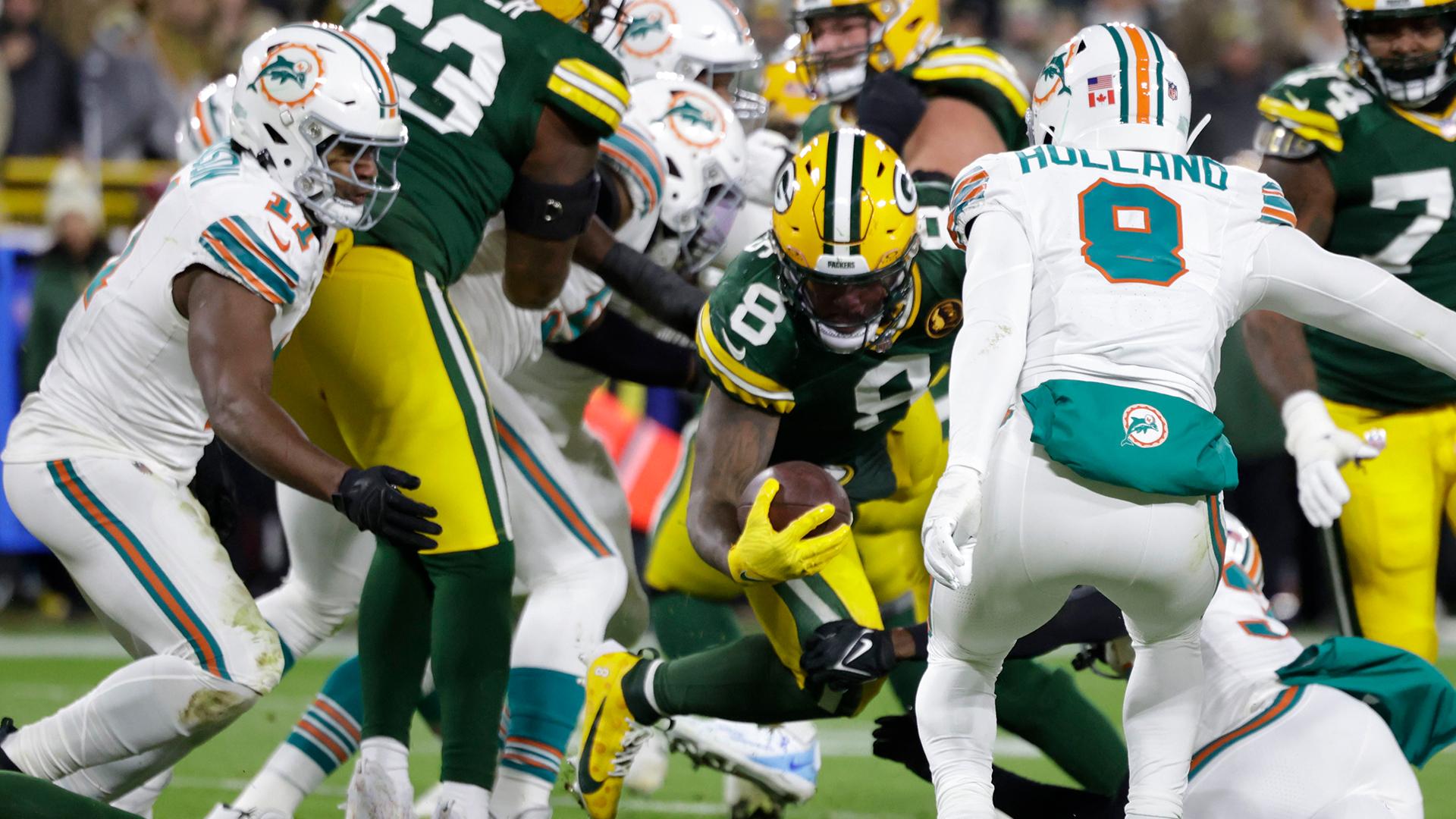 Josh Jacobs punches in TD for Packers