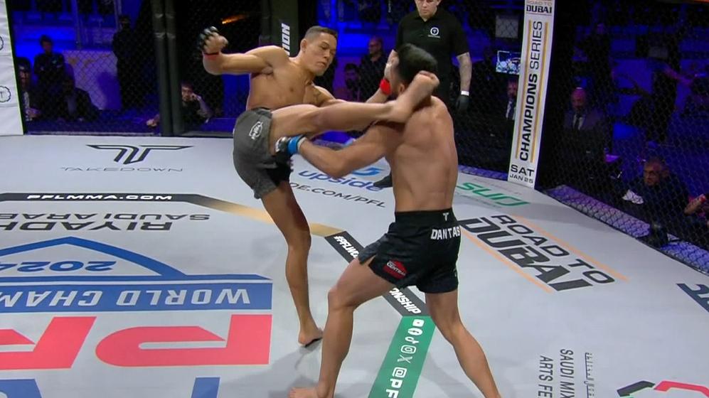 Costello van Steenis lands stunning head-kick KO