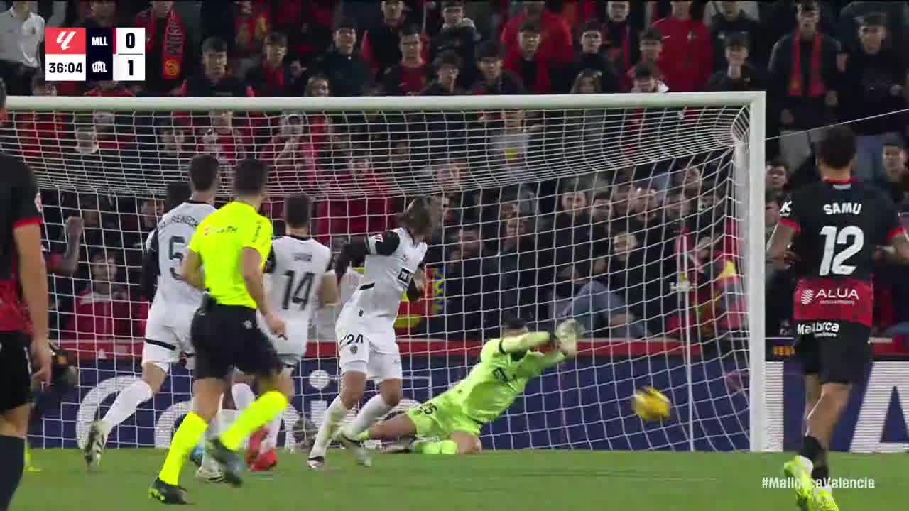 Giorgi Mamardashvili makes a great save