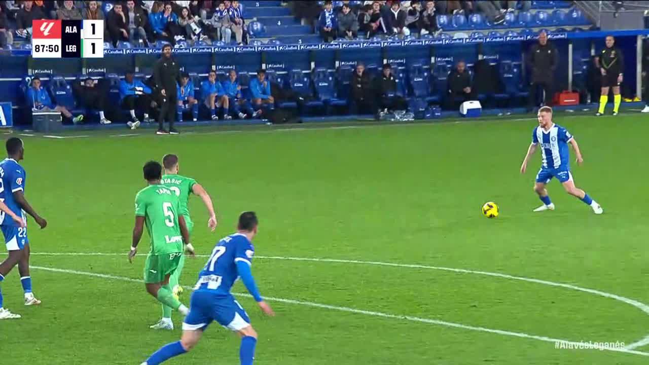 Carlos Vicente scores goal for Alavés