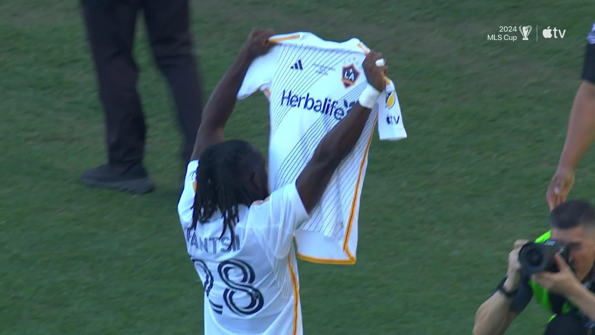 Joseph Paintsil puts Galaxy ahead with tidy finish