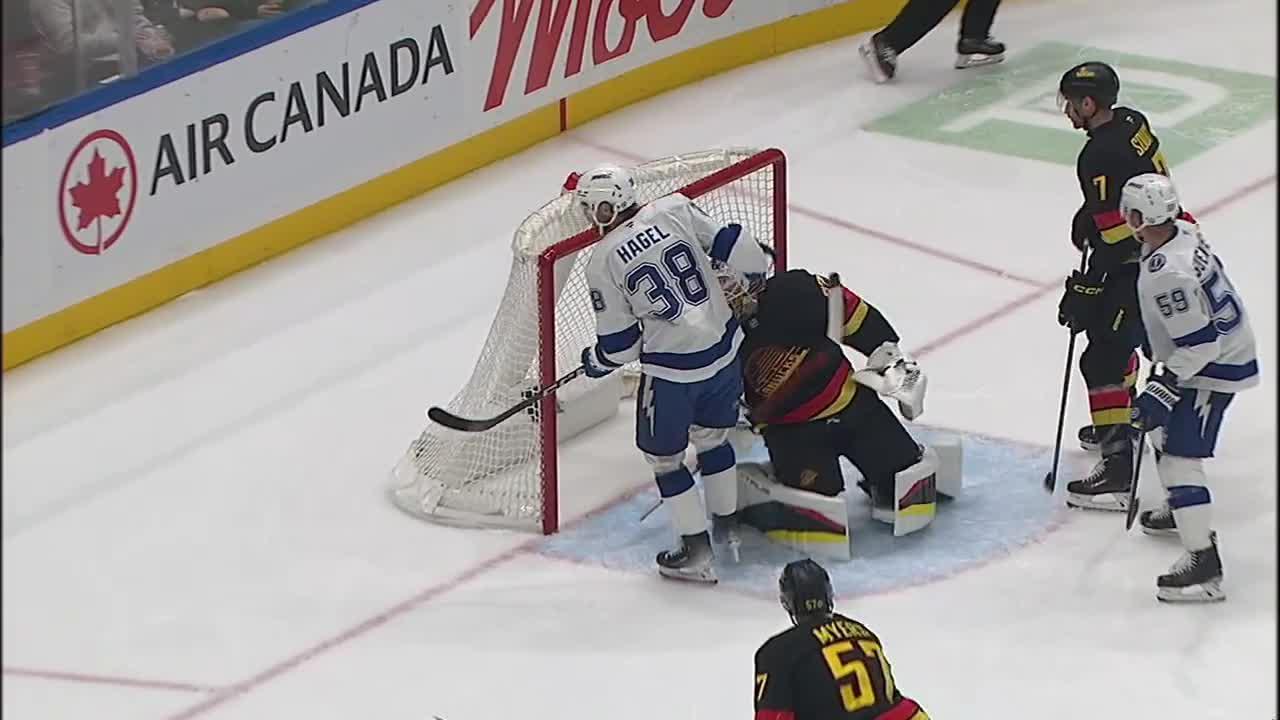 Brayden Point scores power-play goal vs. Canucks