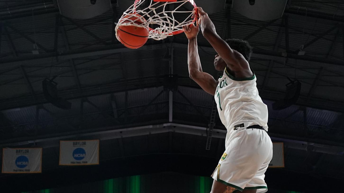 Baylor's VJ Edgecombe turns high-flying block into a dunk