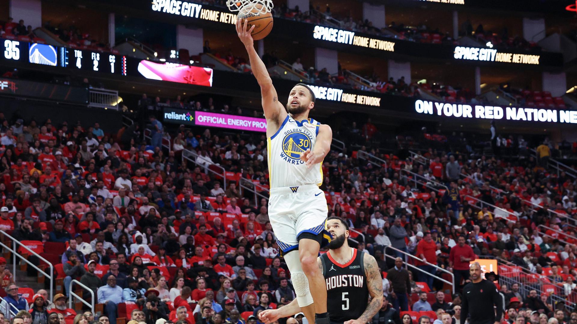 Curry gets it done on both sides of the ball for Warriors