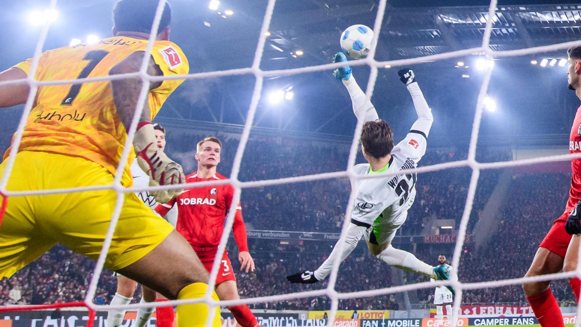 Mattias Svanberg scores bicycle kick from close distance for Wolfsburg