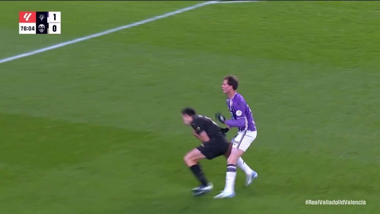 Juan Latasa gets sent off vs. Valencia