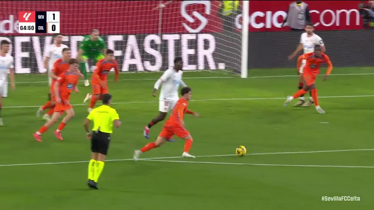 Manu Bueno scores goal for Sevilla