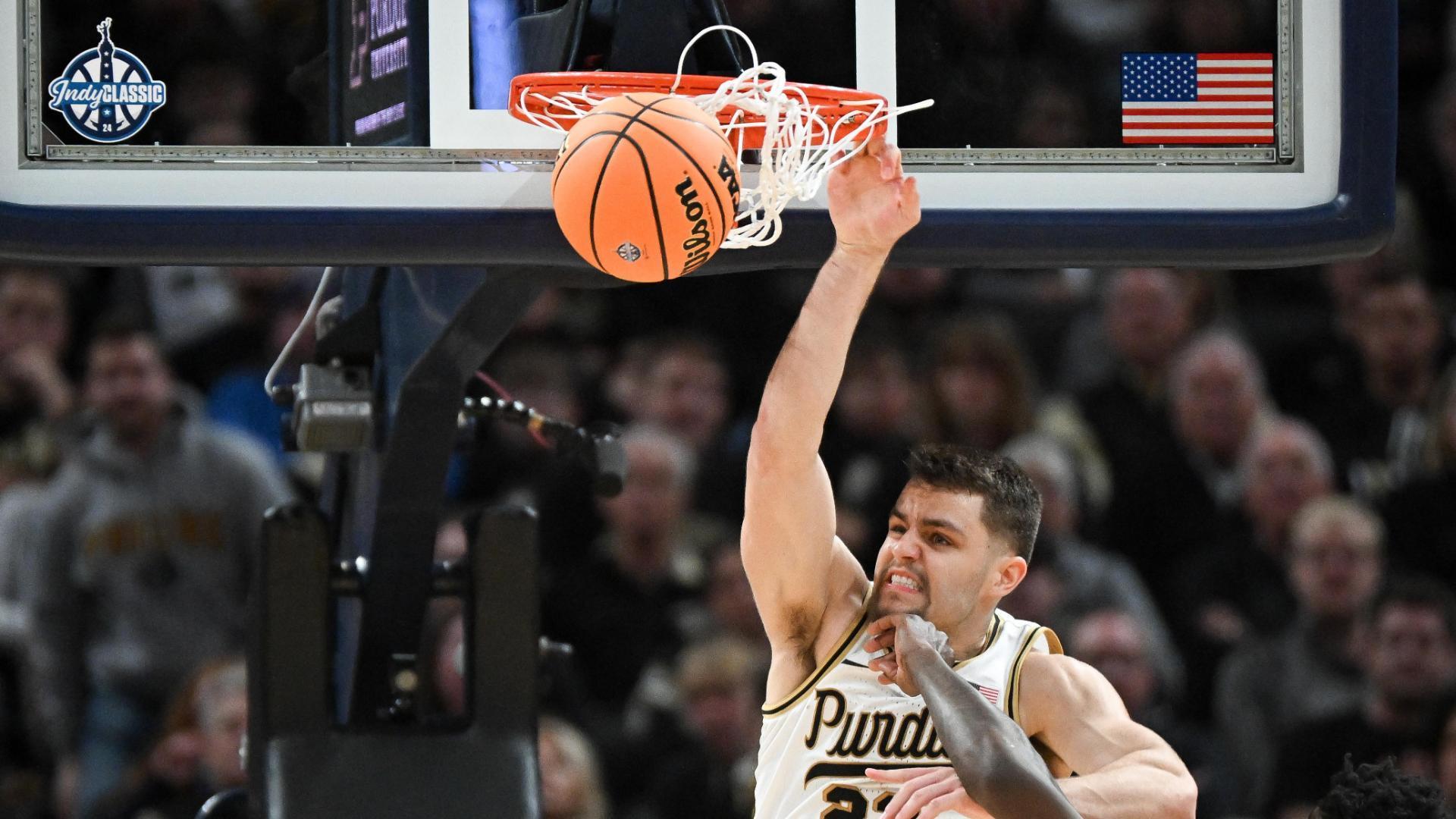 Camden Heide rocks the rim with powerful one-handed jam