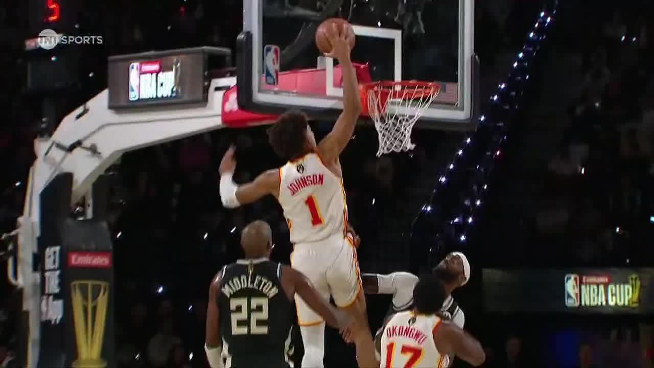 Jalen Johnson posterizes Bobby Portis with a big slam