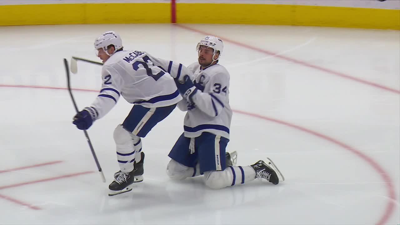 Check out how Auston Matthews gets off the ice after losing a blade


