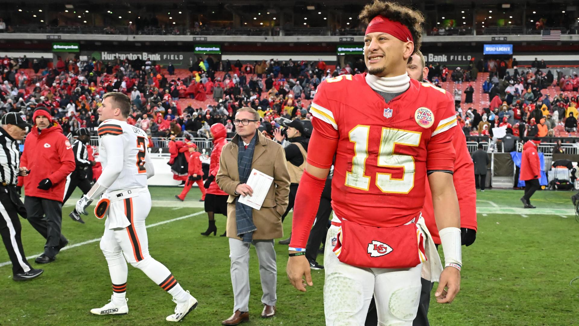 Mahomes limps off field after taking hit