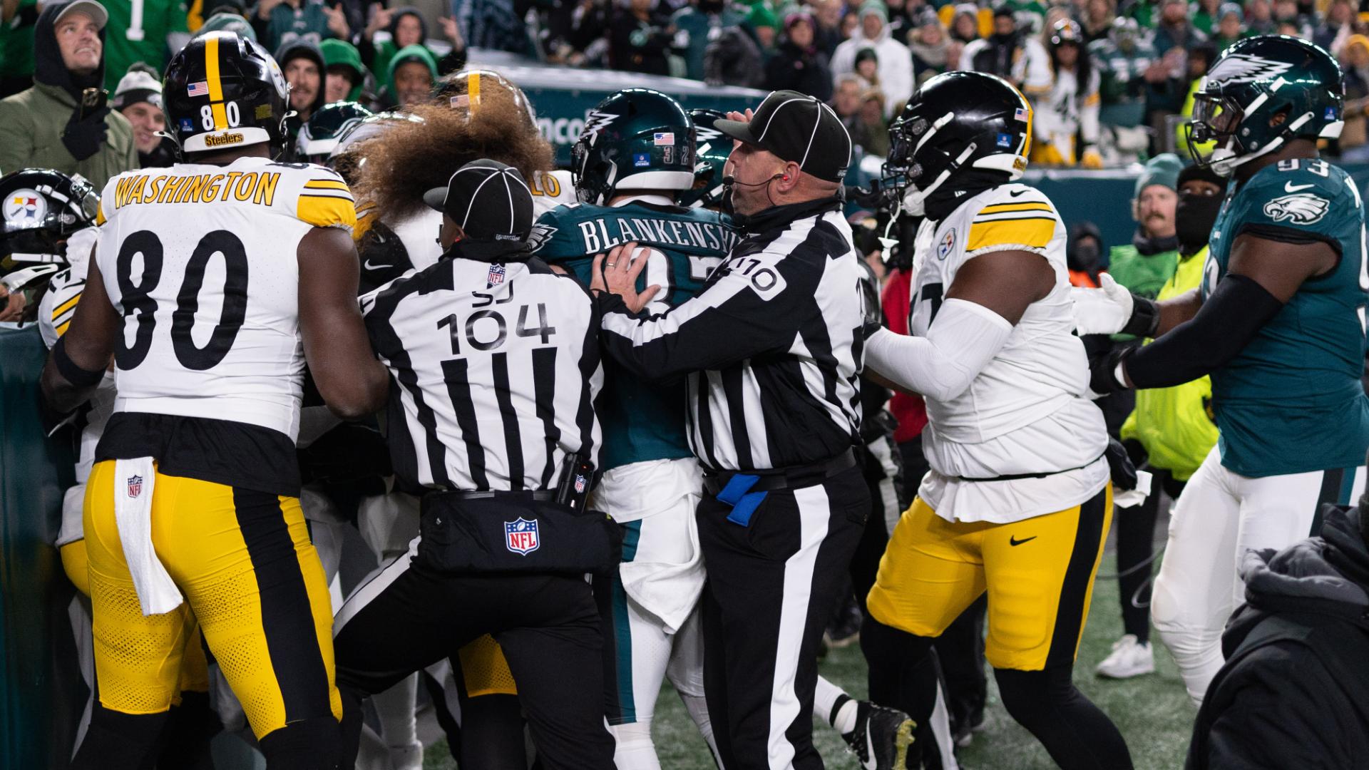 Eagles Steelers get into shoving match after play