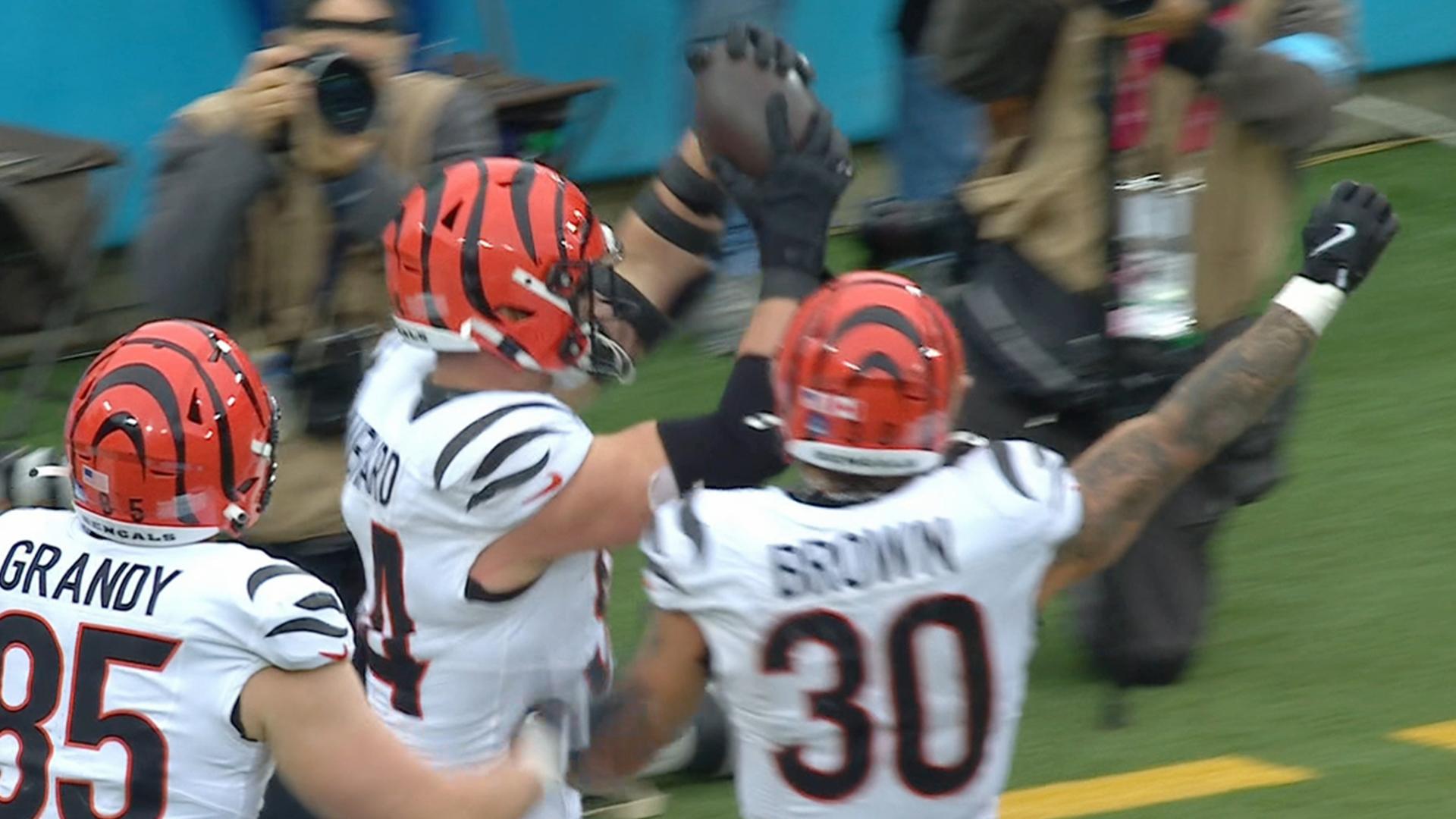 Big man TD! DE Sam Hubbard brings it down for Bengals TD