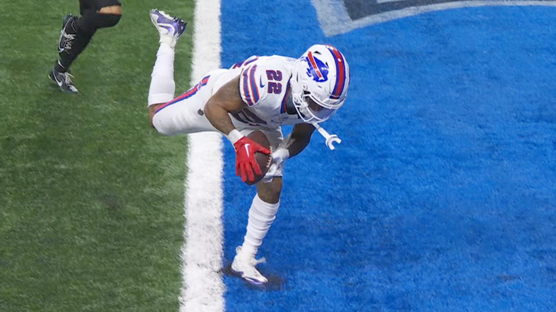 Ray Davis hauls it in for Bills TD