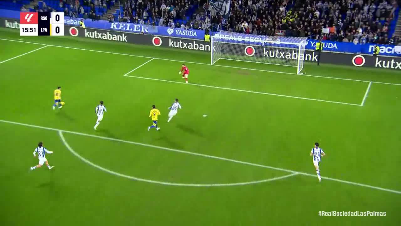 Álex Remiro makes a great save