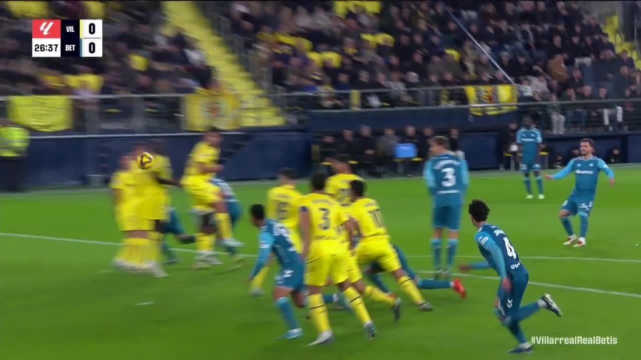 Luiz Júnior makes a great save