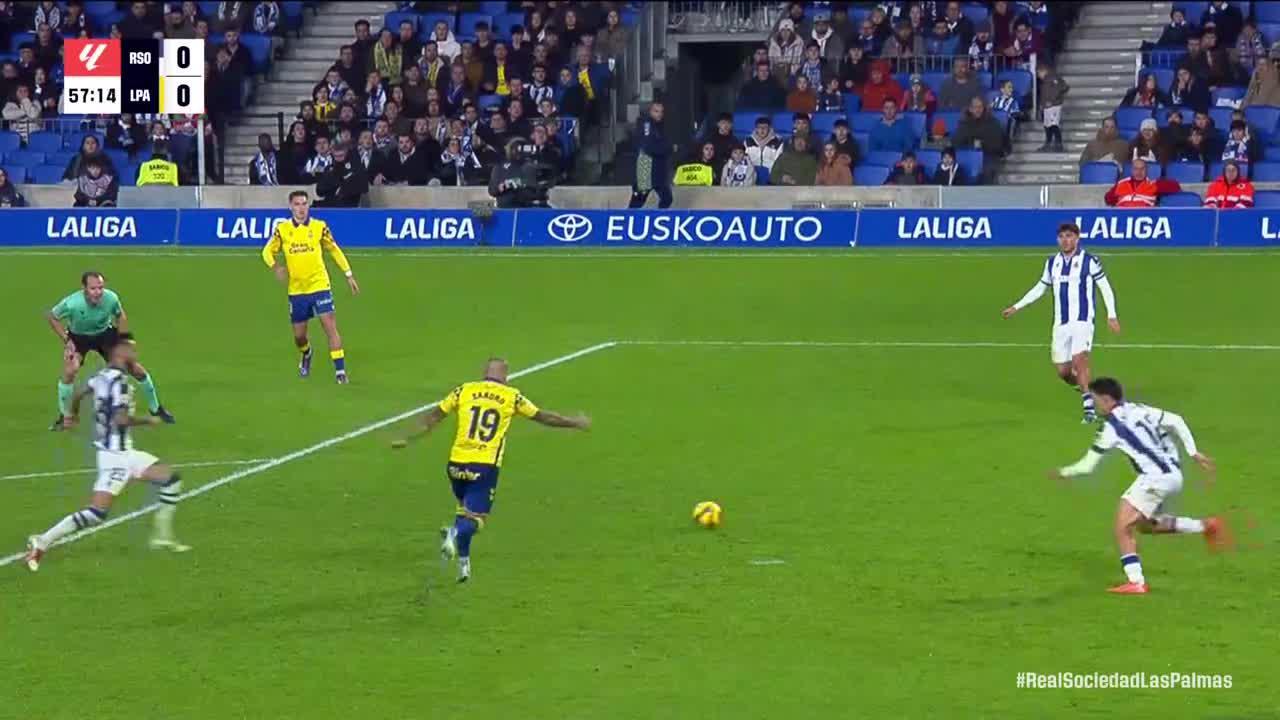 Sandro Ramírez hits the woodwork