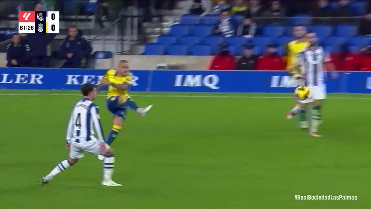 Álex Remiro makes a great save