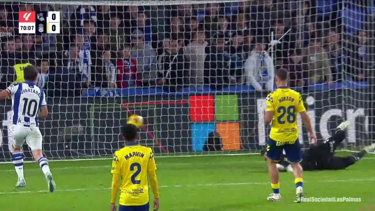 Jasper Cillessen makes an incredible diving save vs. Las Palmas