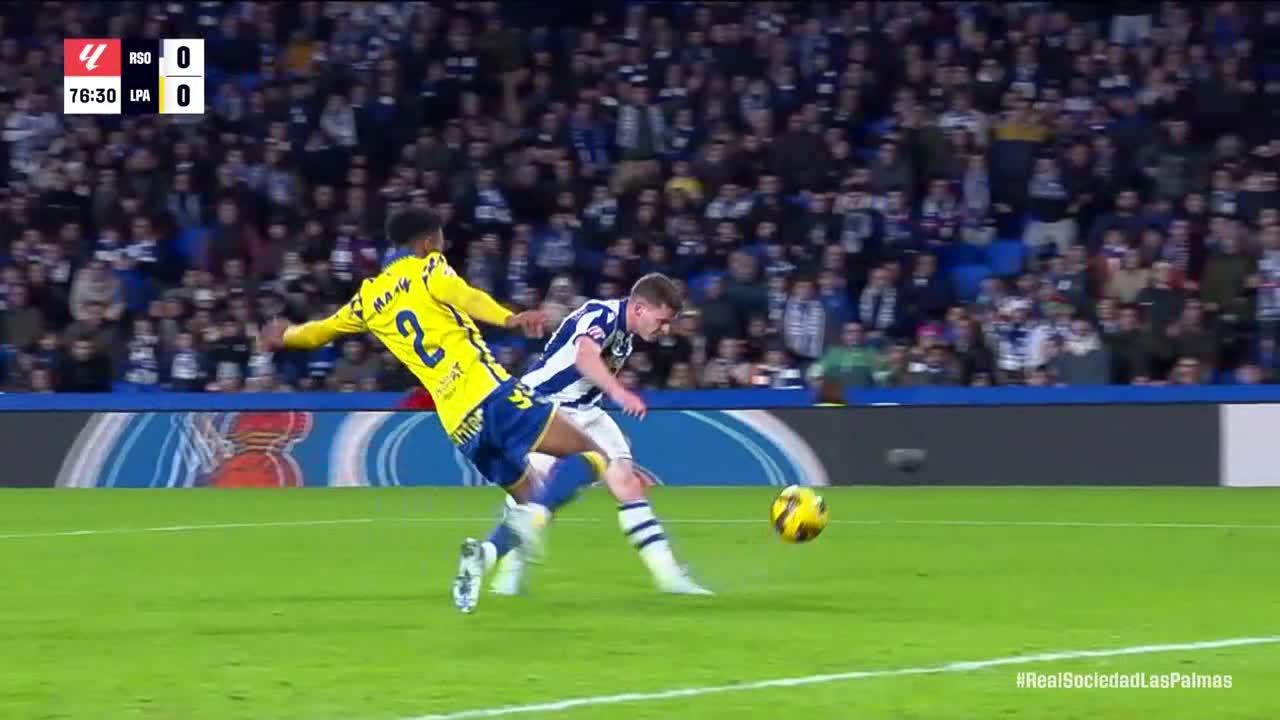 Jasper Cillessen makes a great save