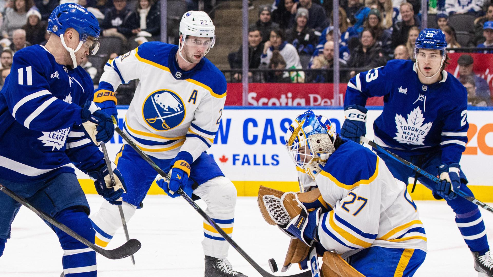 Nicholas Robertson fires no-look pass to set up Max Domi's goal